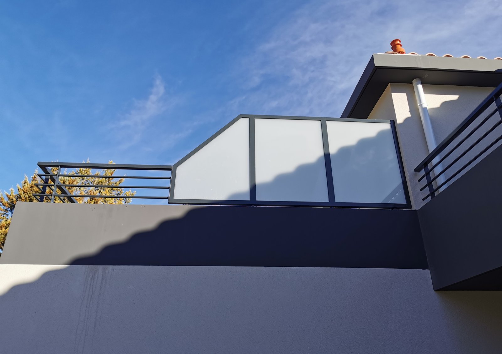 Brise-vue vitré et garde-corps acier de balcon — Gréasque