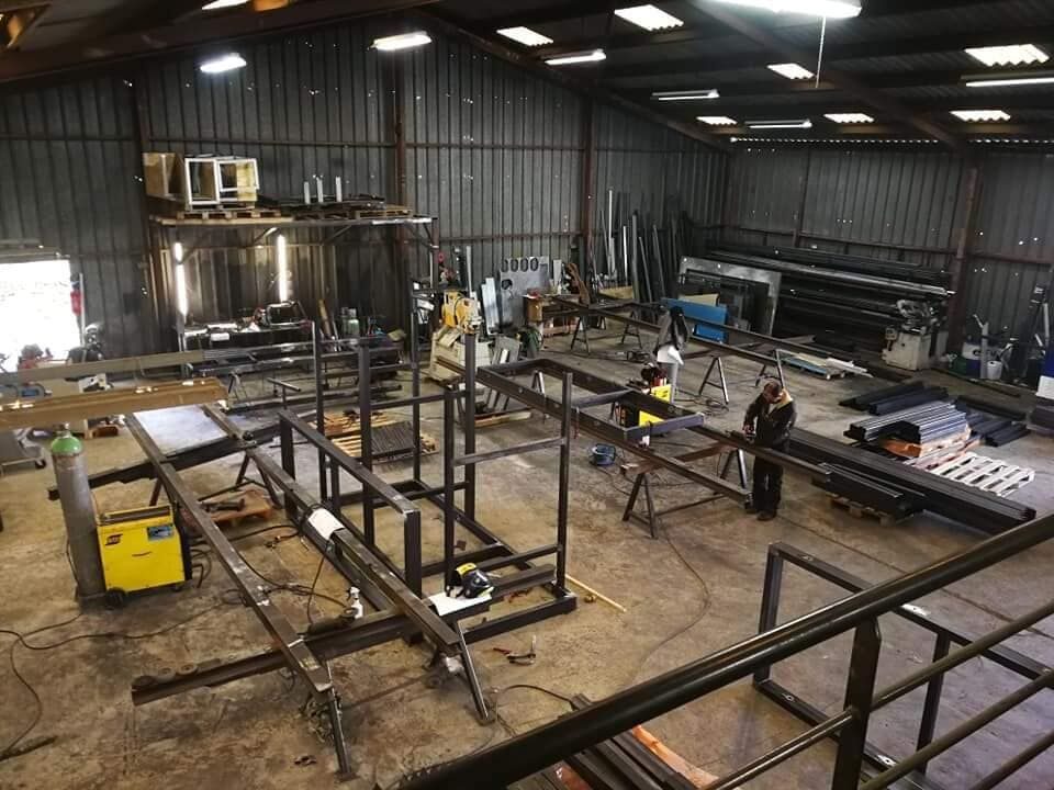 Vue de l'atelier Fer'Play à Carnoux-en-Provence : châssis et ossatures acier en cours d'assemblage