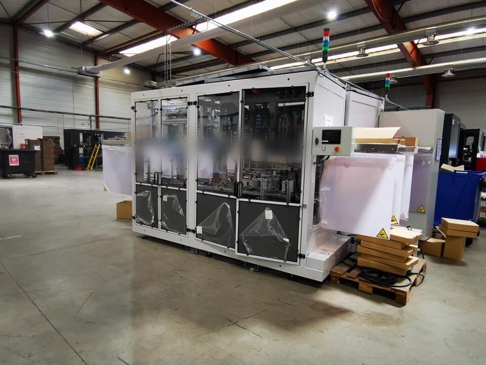 Machine d'encartonnement dont Fer'Play a fabriqué uniquement le châssis métallique — marque du client floutée