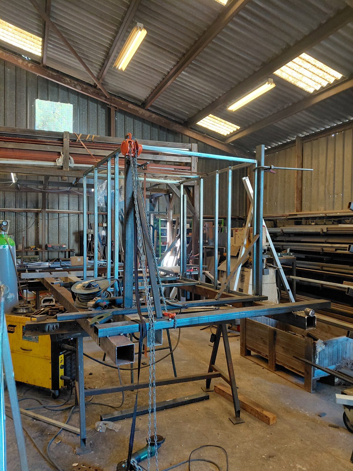 Prototype de châssis support technique pour le yachting en cours d'assemblage à l'atelier Fer'Play