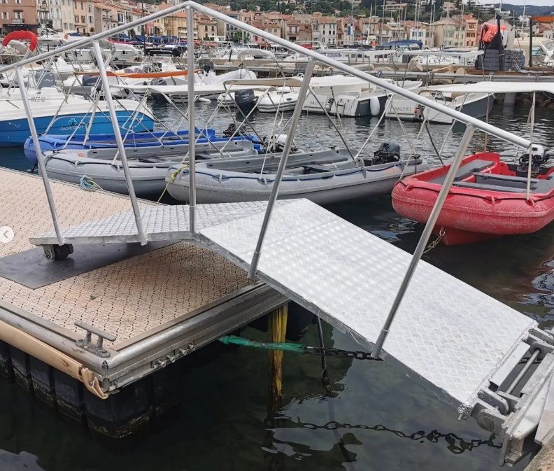 Coupée aluminium d'accès aux pontons — Cassis