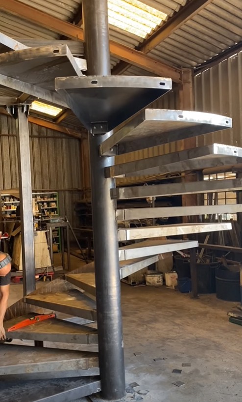 Escalier hélicoïdal acier en fabrication — atelier Fer'Play