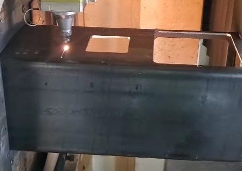 Découpe d'une ouverture rectangulaire dans un tube acier, au laser
