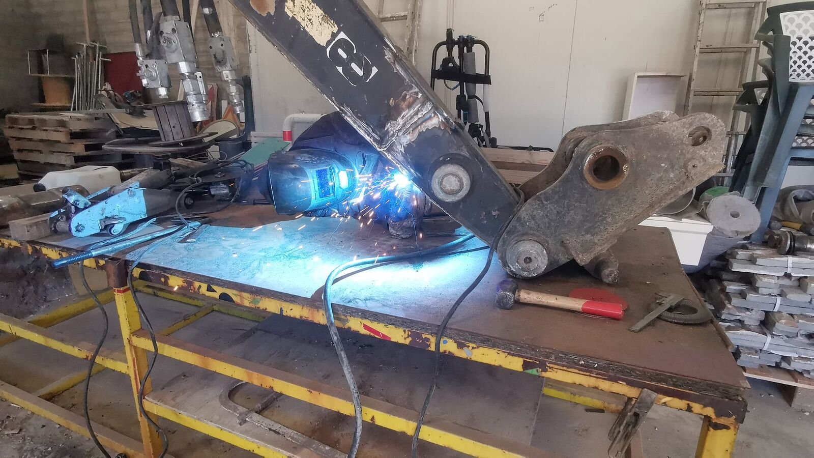 Reprise par soudure sur un bras d'engin de chantier à l'atelier Fer'Play