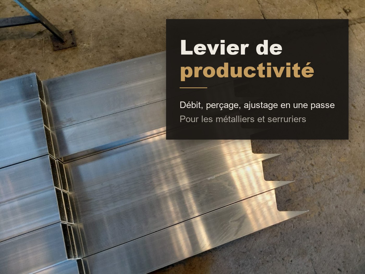 Comparaison entre un établi de traçage traditionnel et des pièces découpées au laser prêtes à assembler