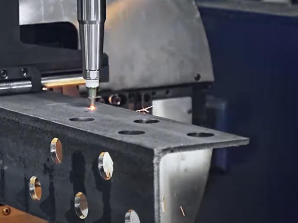Perçage au laser d'une cornière acier, série de trous alignés