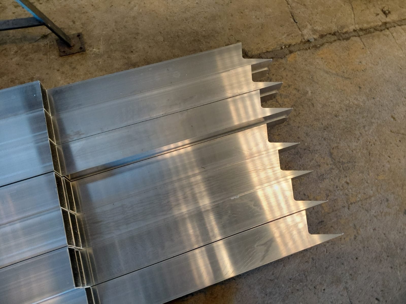 Profilés aluminium encochés au laser tube, prêts au pliage et à l'assemblage