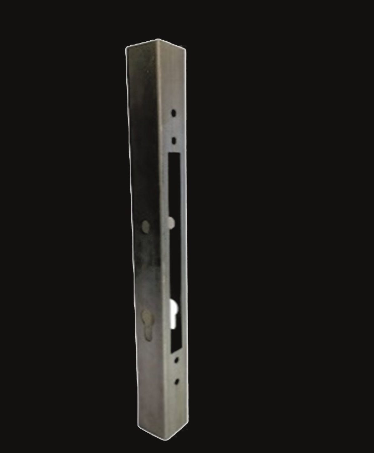 Tube rectangulaire avec mortaises et perçages pour serrure encastrée