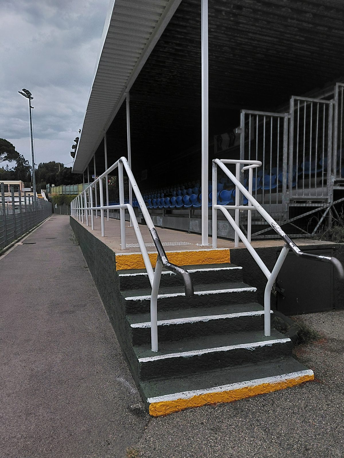 Mains courantes acier le long des gradins du stade municipal du Pignier à Cassis — mise aux normes d'accessibilité PMR
