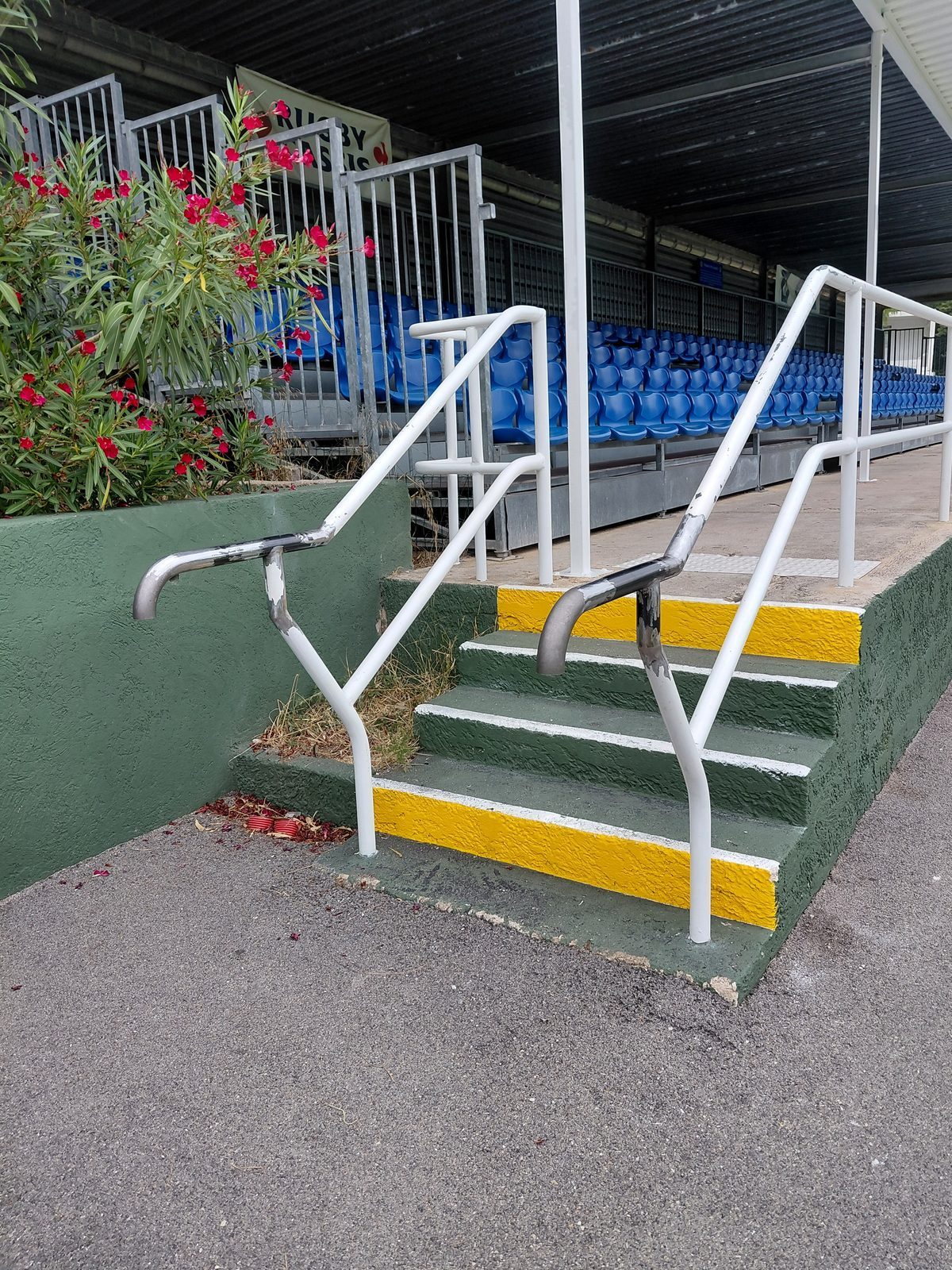 Mains courantes acier sur les marches de la tribune du stade du Pignier à Cassis