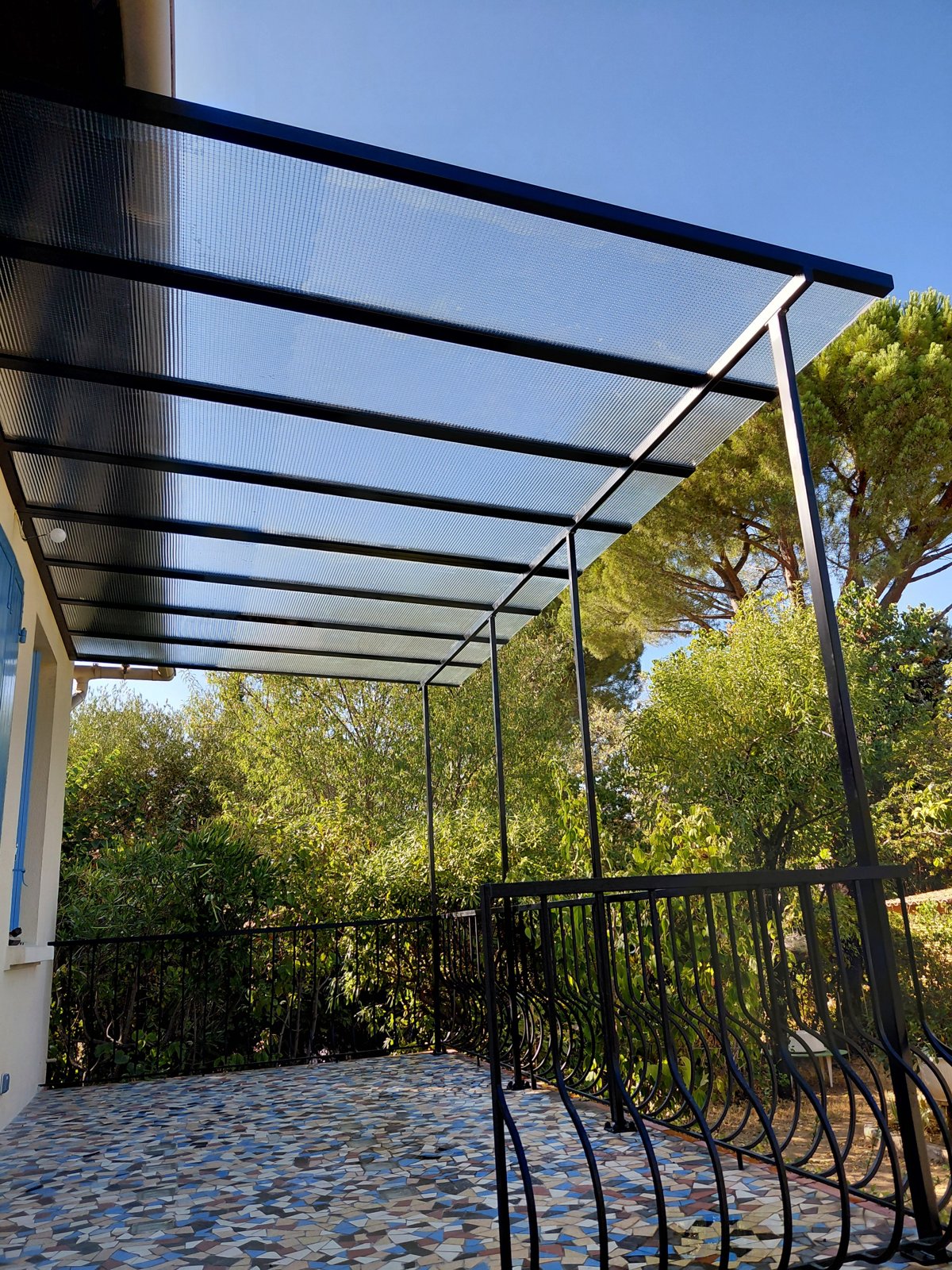 Pergola acier à toit en verre armé 4 mm — vue sous la structure