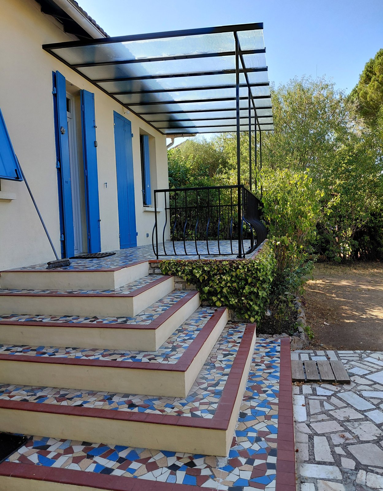 Marquise acier à toit en verre armé 4 mm sur maison provençale