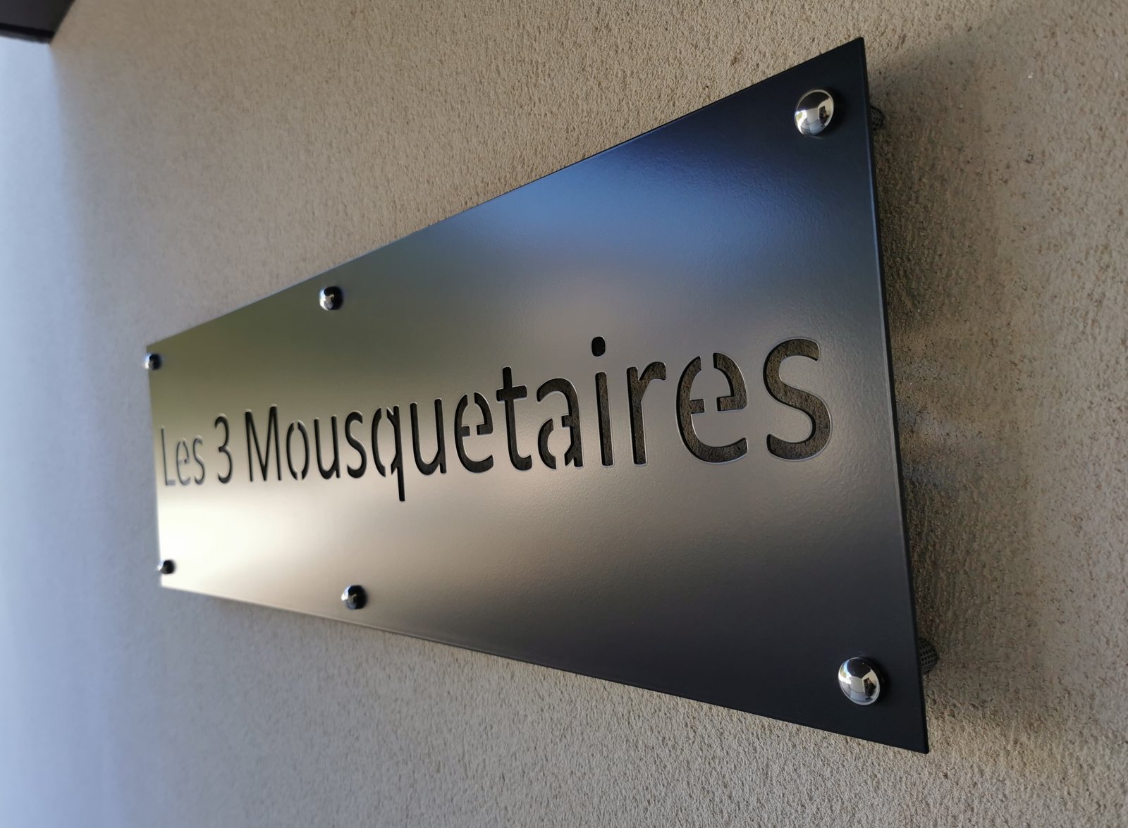 Plaque d'enseigne inox découpée au laser — Les 3 Mousquetaires