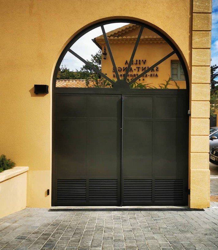 Porte de garage acier voûtée — Aix-en-Provence