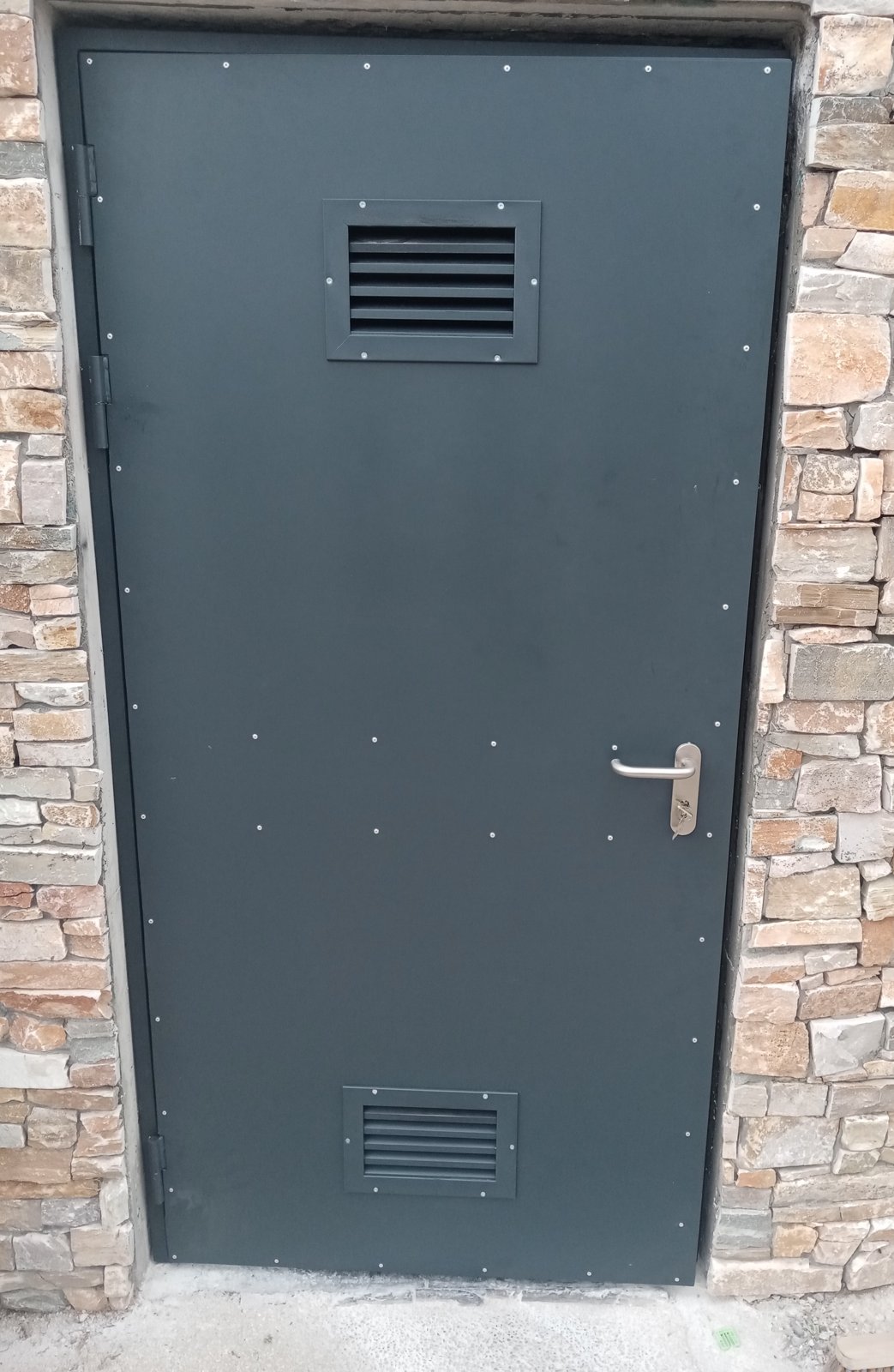 Porte technique acier ventilée dans mur pierre — Marseille