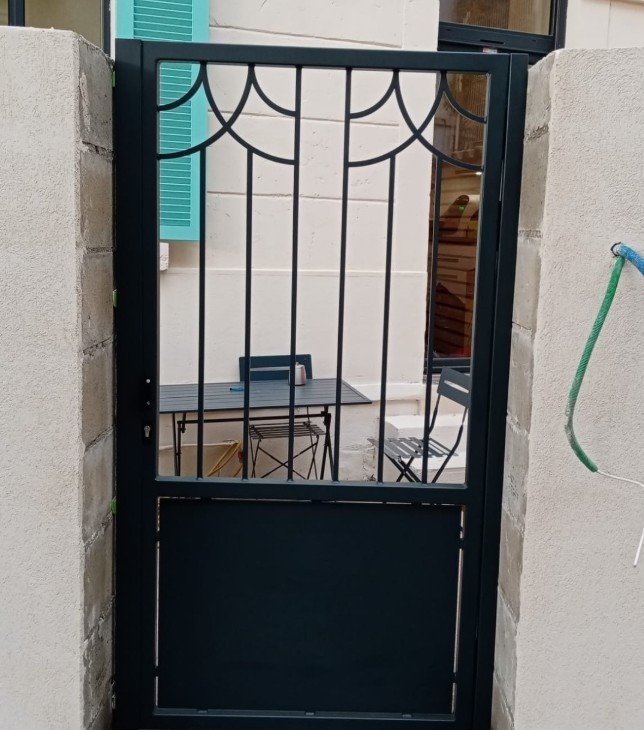 Portillon en fer forgé à arche décorative — Fer'Play